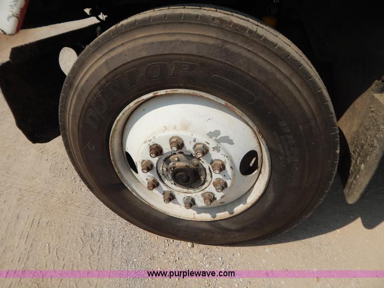 image for item B5826 1981 Mack R747-ST2337 semi truck