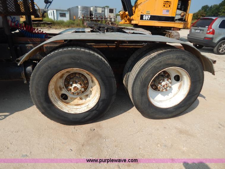 image for item B5826 1981 Mack R747-ST2337 semi truck