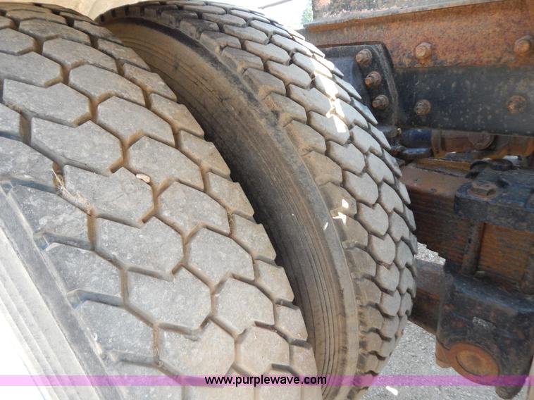 image for item B5826 1981 Mack R747-ST2337 semi truck