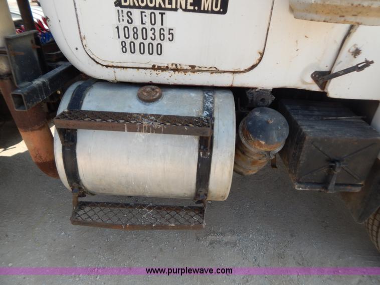 image for item B5826 1981 Mack R747-ST2337 semi truck