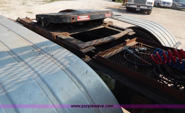 image for item B5826 1981 Mack R747-ST2337 semi truck