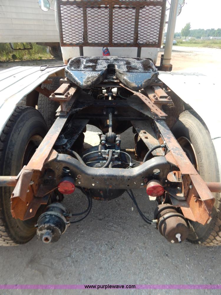 image for item B5826 1981 Mack R747-ST2337 semi truck