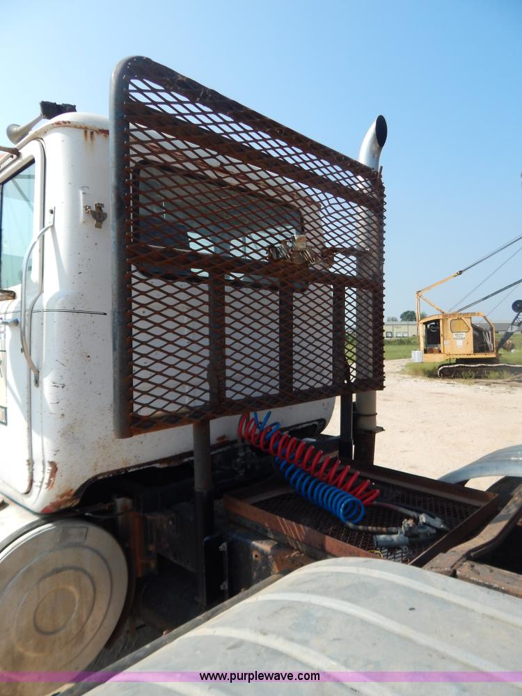 image for item B5826 1981 Mack R747-ST2337 semi truck