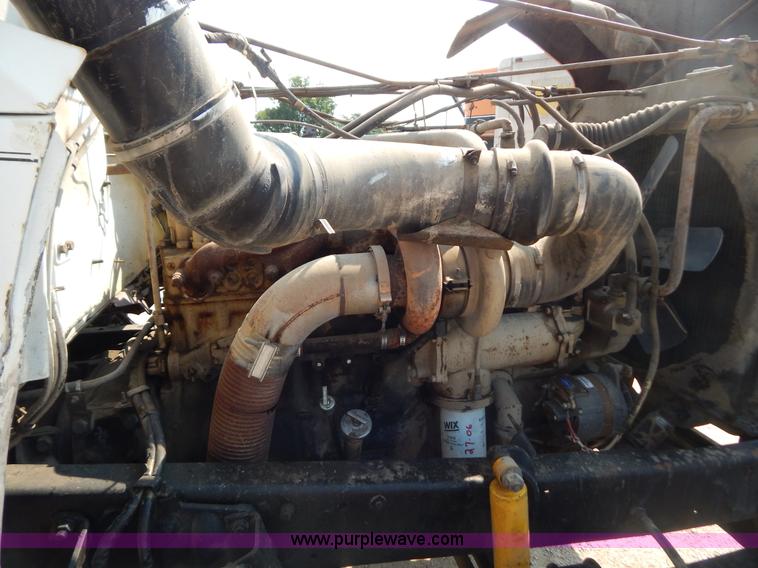 image for item B5826 1981 Mack R747-ST2337 semi truck