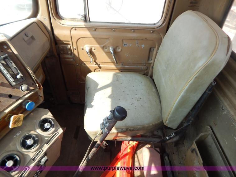 image for item B5826 1981 Mack R747-ST2337 semi truck