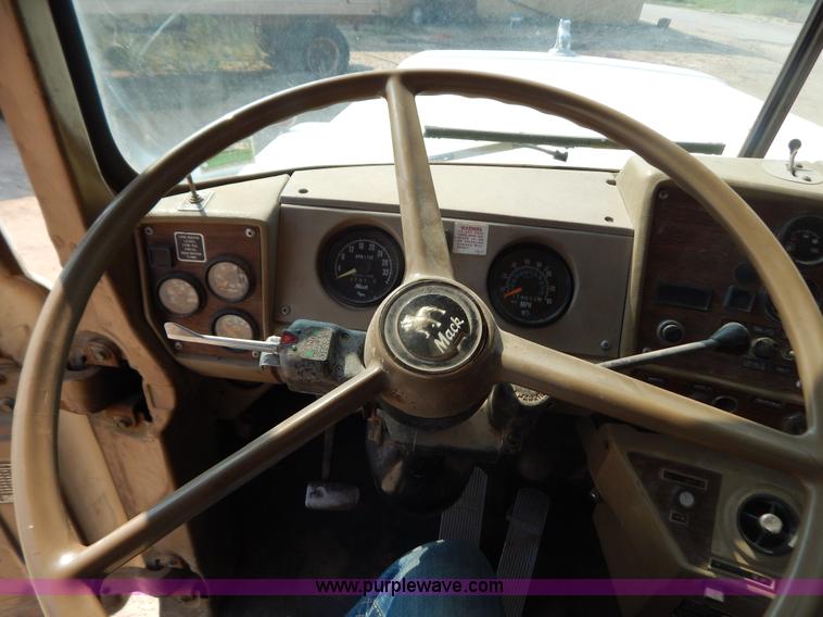 image for item B5826 1981 Mack R747-ST2337 semi truck