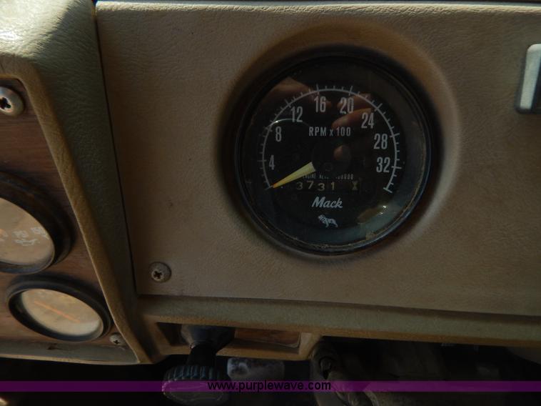 image for item B5826 1981 Mack R747-ST2337 semi truck