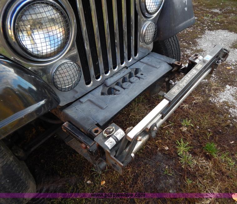 image for item B5994 1985 Jeep CJ7 SUV