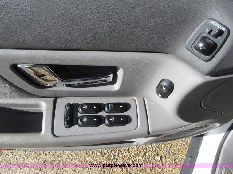 image for item E4623 2001 Ford Taurus SE wagon