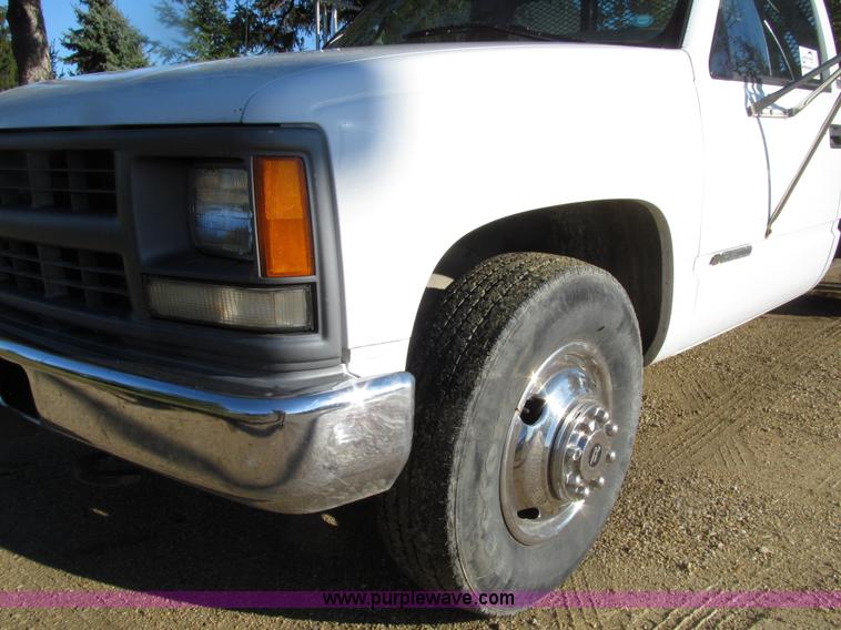 image for item E4624 1997 Chevrolet 3500 flatbed truck