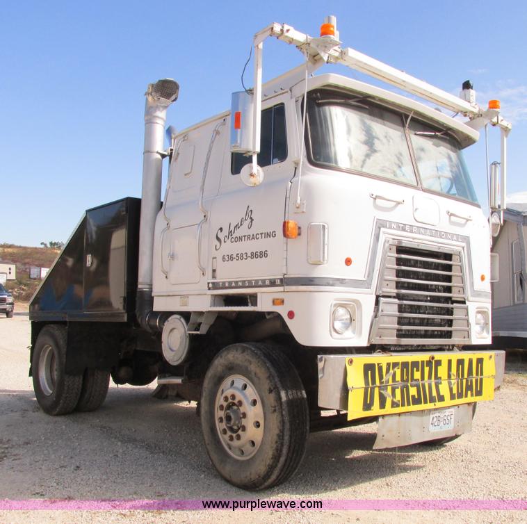 image for item E7430 1976 International Transtar II 4070B mobile home toter truck