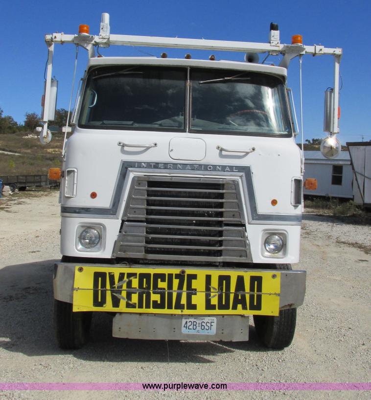 image for item E7430 1976 International Transtar II 4070B mobile home toter truck