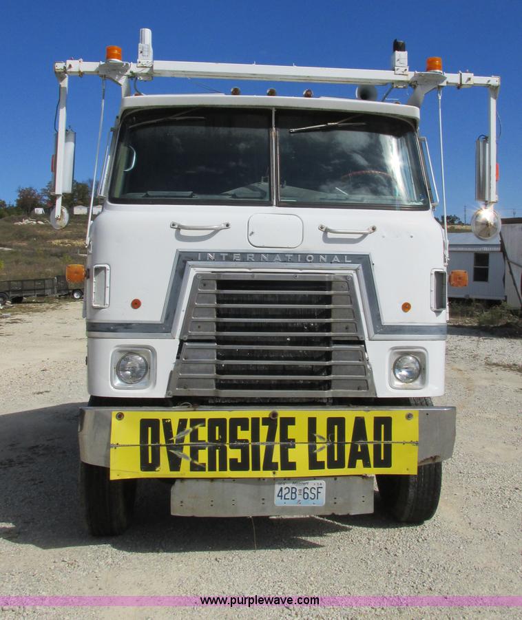 image for item E7430 1976 International Transtar II 4070B mobile home toter truck