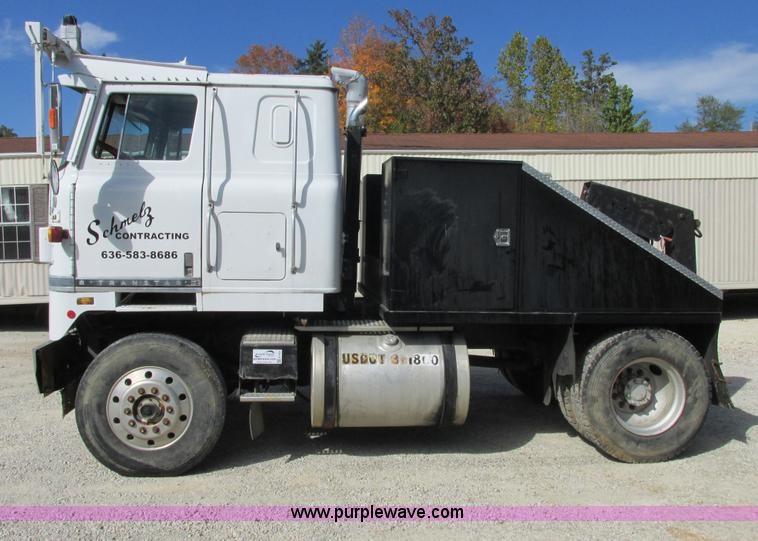 image for item E7430 1976 International Transtar II 4070B mobile home toter truck