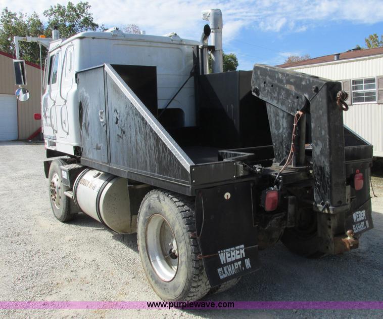 image for item E7430 1976 International Transtar II 4070B mobile home toter truck