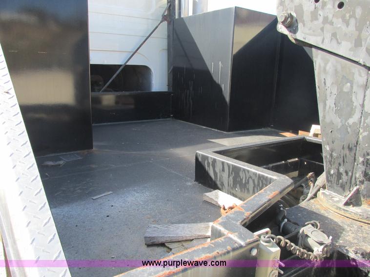 image for item E7430 1976 International Transtar II 4070B mobile home toter truck