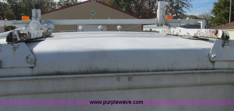 image for item E7430 1976 International Transtar II 4070B mobile home toter truck