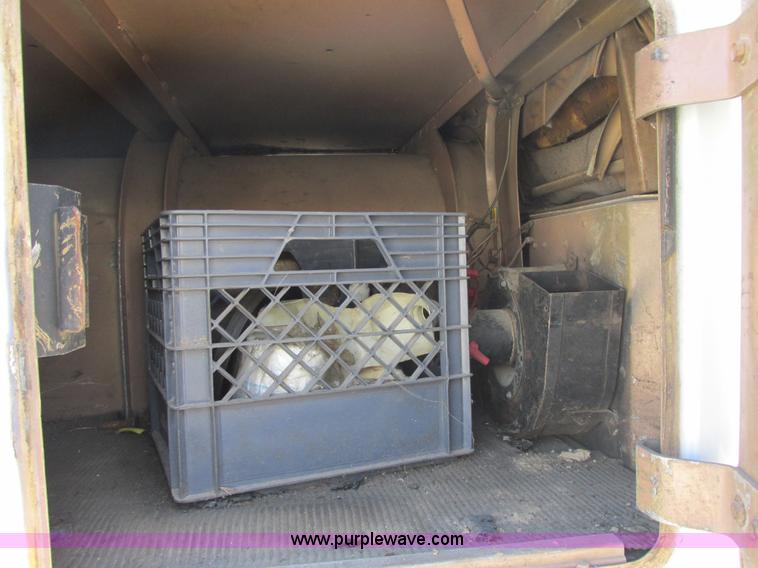 image for item E7430 1976 International Transtar II 4070B mobile home toter truck