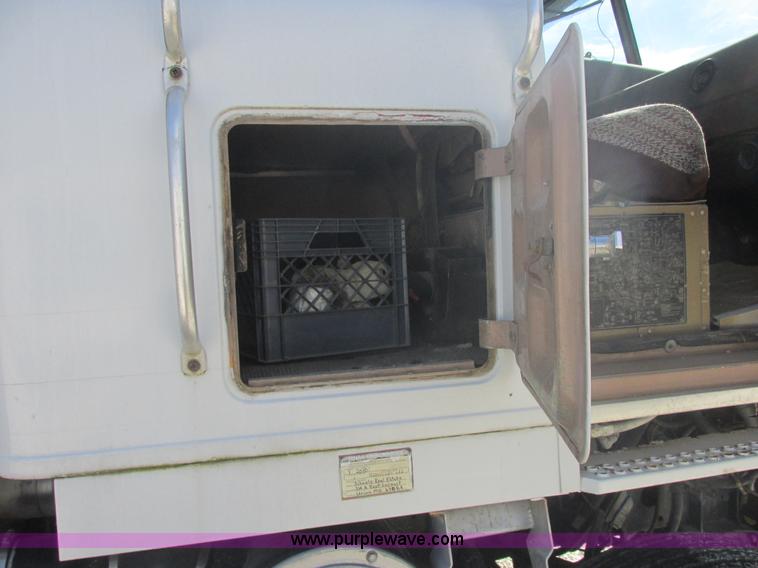 image for item E7430 1976 International Transtar II 4070B mobile home toter truck