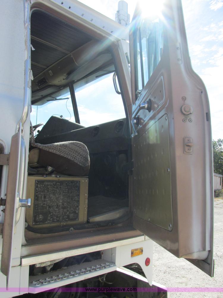 image for item E7430 1976 International Transtar II 4070B mobile home toter truck