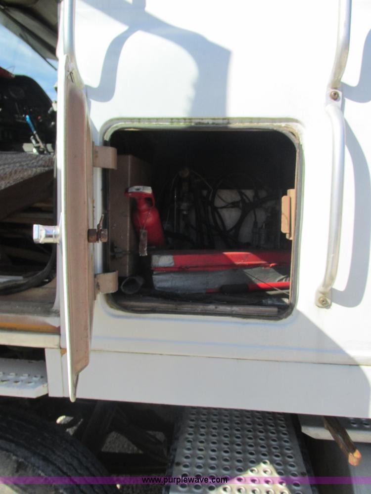 image for item E7430 1976 International Transtar II 4070B mobile home toter truck