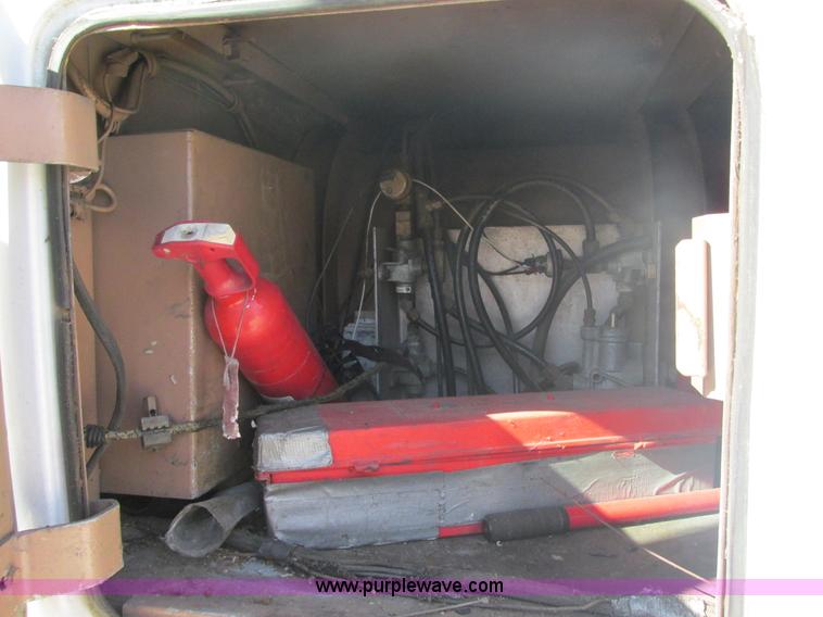 image for item E7430 1976 International Transtar II 4070B mobile home toter truck