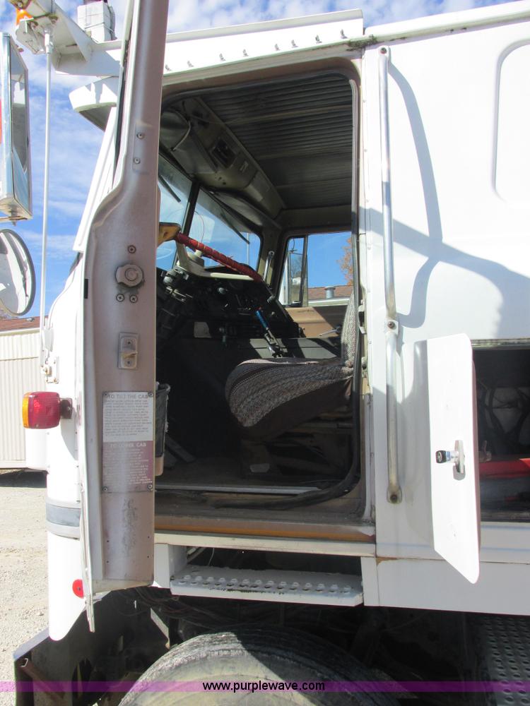 image for item E7430 1976 International Transtar II 4070B mobile home toter truck