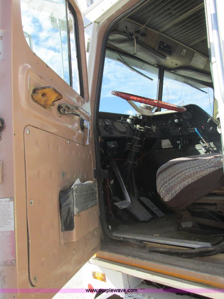 image for item E7430 1976 International Transtar II 4070B mobile home toter truck