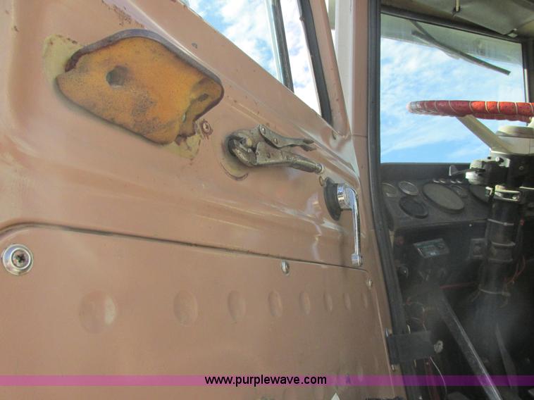 image for item E7430 1976 International Transtar II 4070B mobile home toter truck