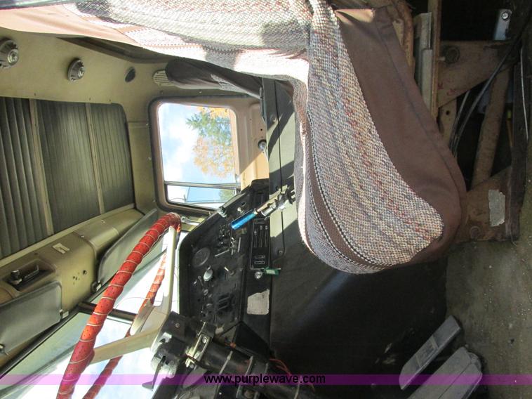 image for item E7430 1976 International Transtar II 4070B mobile home toter truck