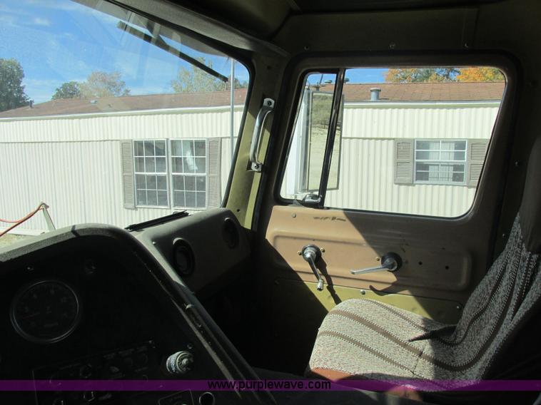 image for item E7430 1976 International Transtar II 4070B mobile home toter truck