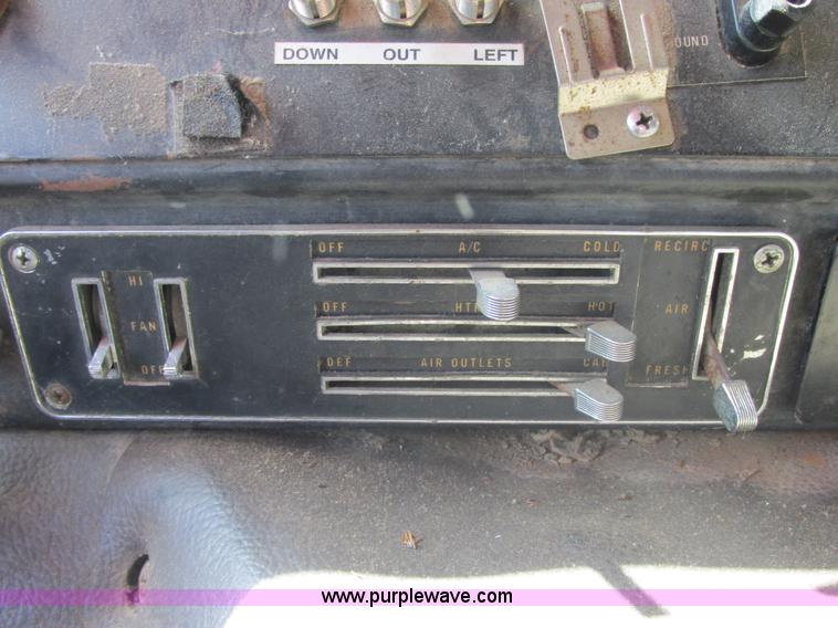 image for item E7430 1976 International Transtar II 4070B mobile home toter truck