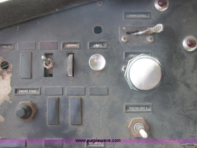 image for item E7430 1976 International Transtar II 4070B mobile home toter truck