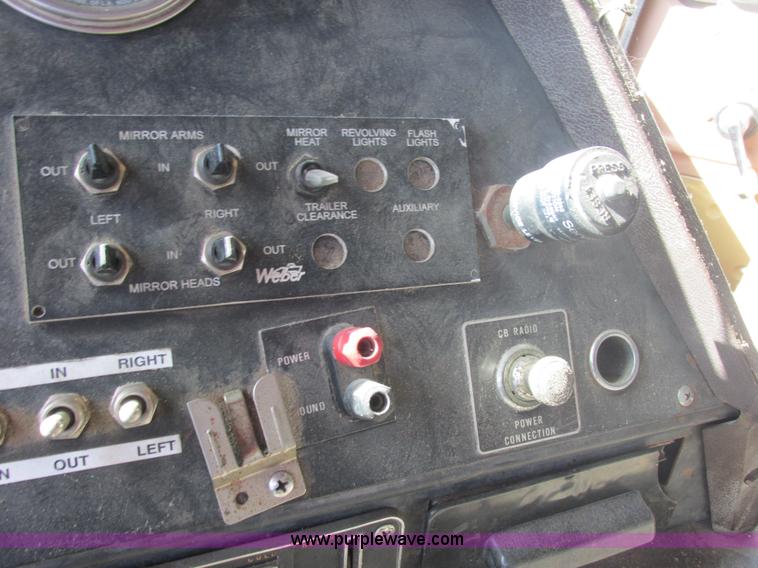 image for item E7430 1976 International Transtar II 4070B mobile home toter truck