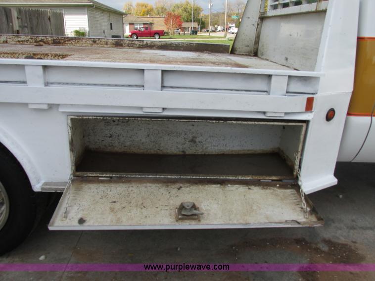 image for item F5362 2008 Ford F450 Super Duty XL flatbed truck