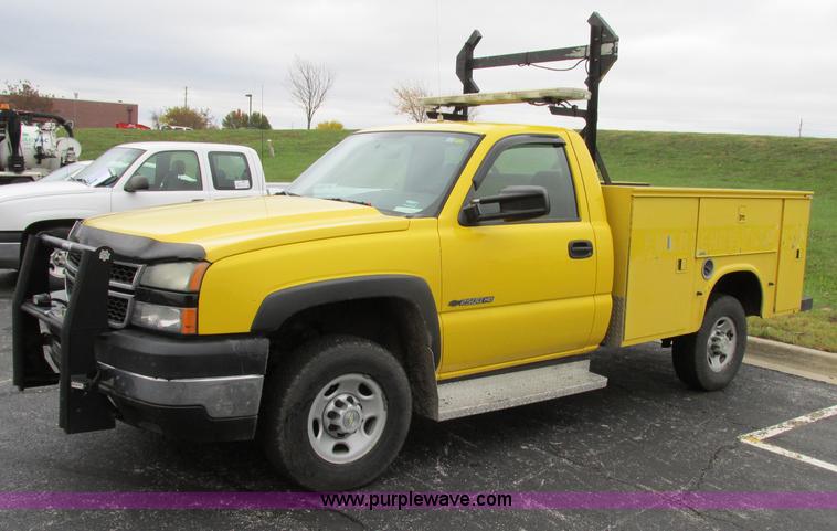 image for item F5370 2006 Chevrolet Silverado 2500HD service truck