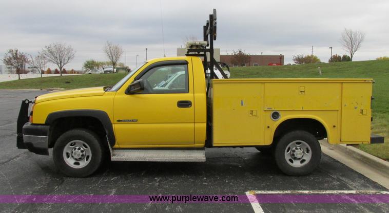 image for item F5370 2006 Chevrolet Silverado 2500HD service truck