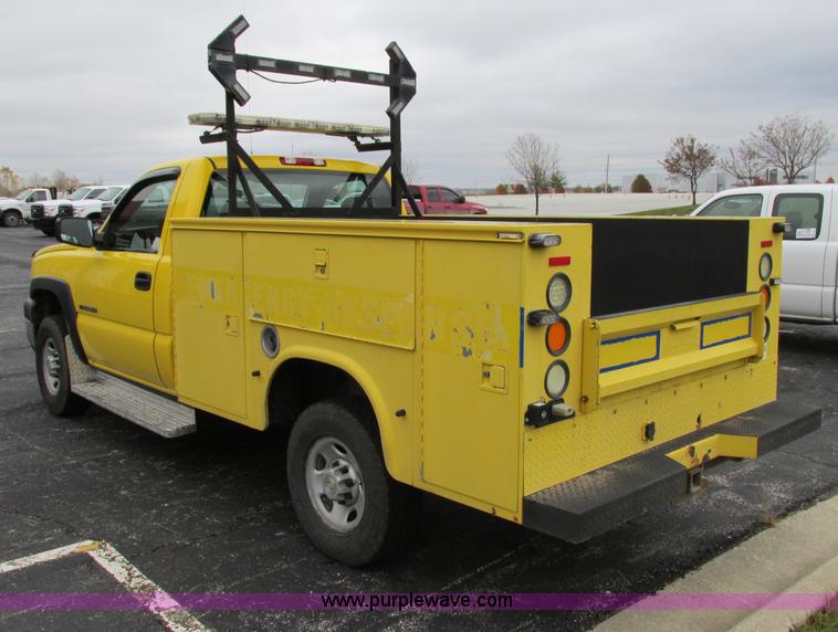 image for item F5370 2006 Chevrolet Silverado 2500HD service truck