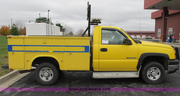 image for item F5370 2006 Chevrolet Silverado 2500HD service truck
