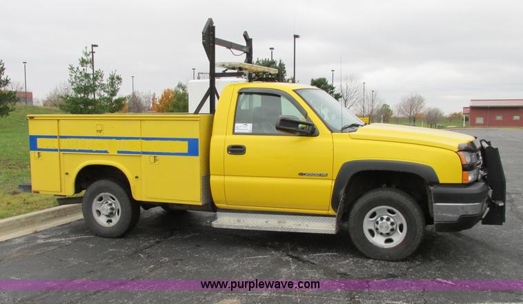 image for item F5370 2006 Chevrolet Silverado 2500HD service truck