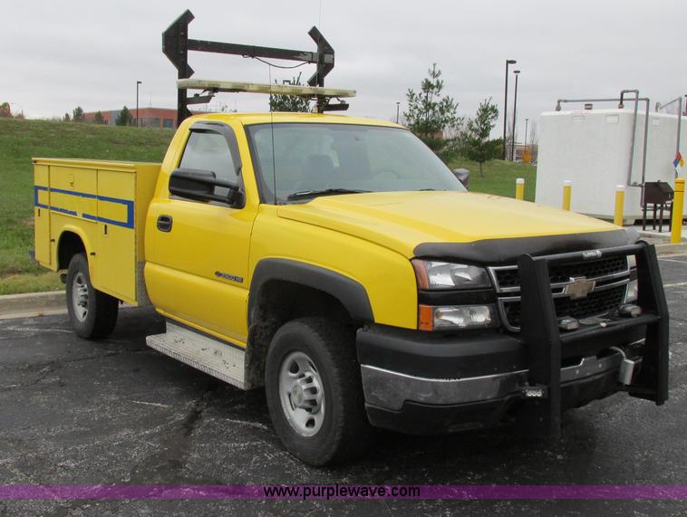 image for item F5370 2006 Chevrolet Silverado 2500HD service truck