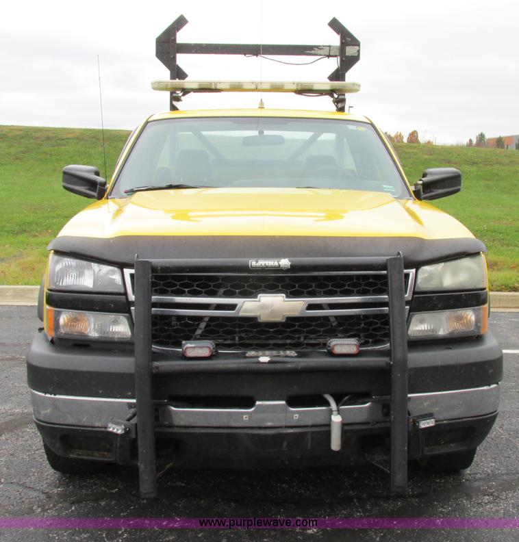 image for item F5370 2006 Chevrolet Silverado 2500HD service truck