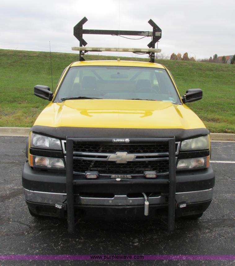 image for item F5370 2006 Chevrolet Silverado 2500HD service truck