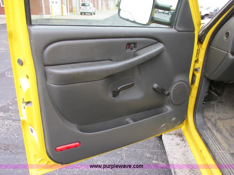 image for item F5370 2006 Chevrolet Silverado 2500HD service truck