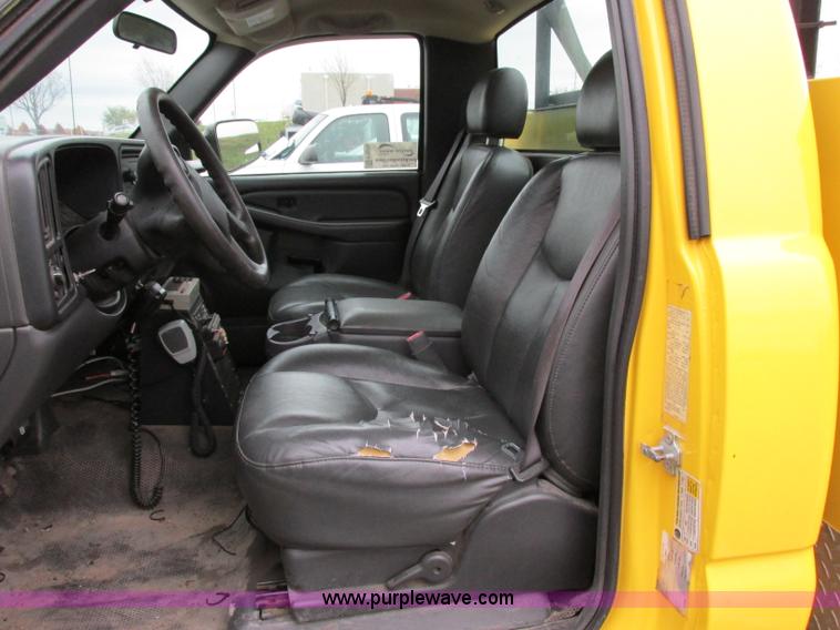 image for item F5370 2006 Chevrolet Silverado 2500HD service truck