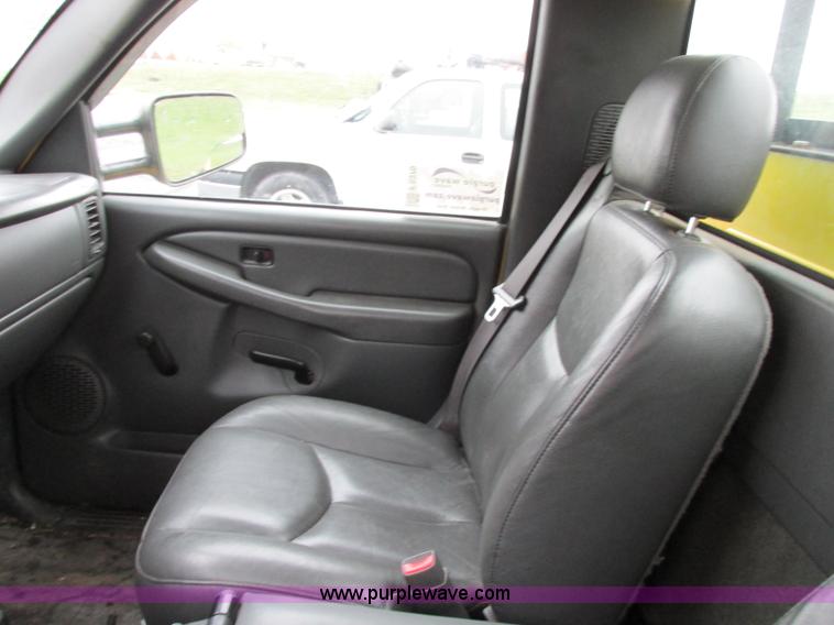 image for item F5370 2006 Chevrolet Silverado 2500HD service truck