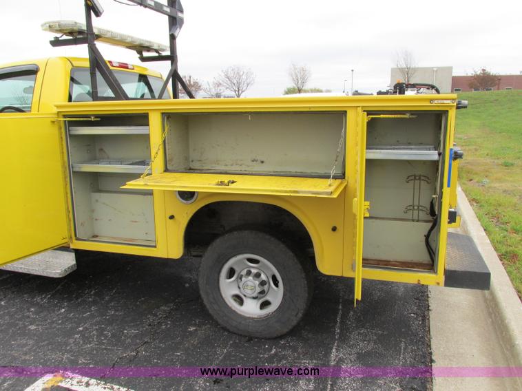 image for item F5370 2006 Chevrolet Silverado 2500HD service truck