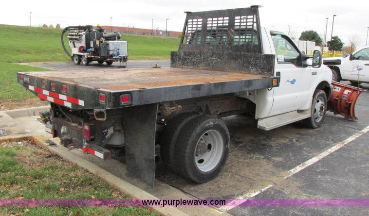 image for item F5373 2002 Ford F550 Super Duty XL flatbed truck
