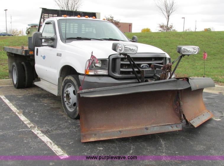 image for item F5373 2002 Ford F550 Super Duty XL flatbed truck