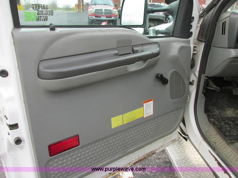 image for item F5373 2002 Ford F550 Super Duty XL flatbed truck